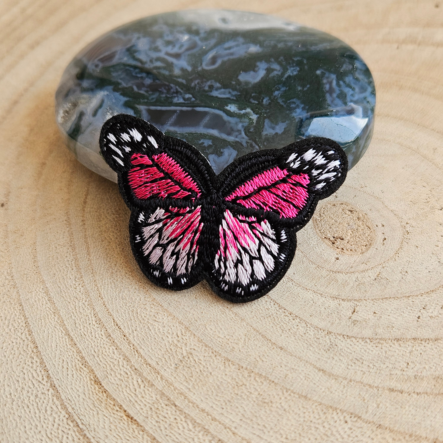 Strijk embleem - Iron on Patch - Vlinder klein roze