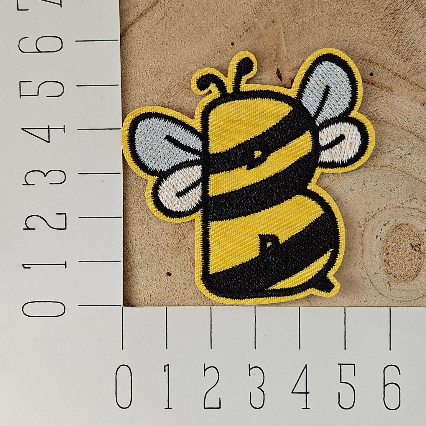 Strijk embleem - Iron on Patch - Bij alfabet letter B