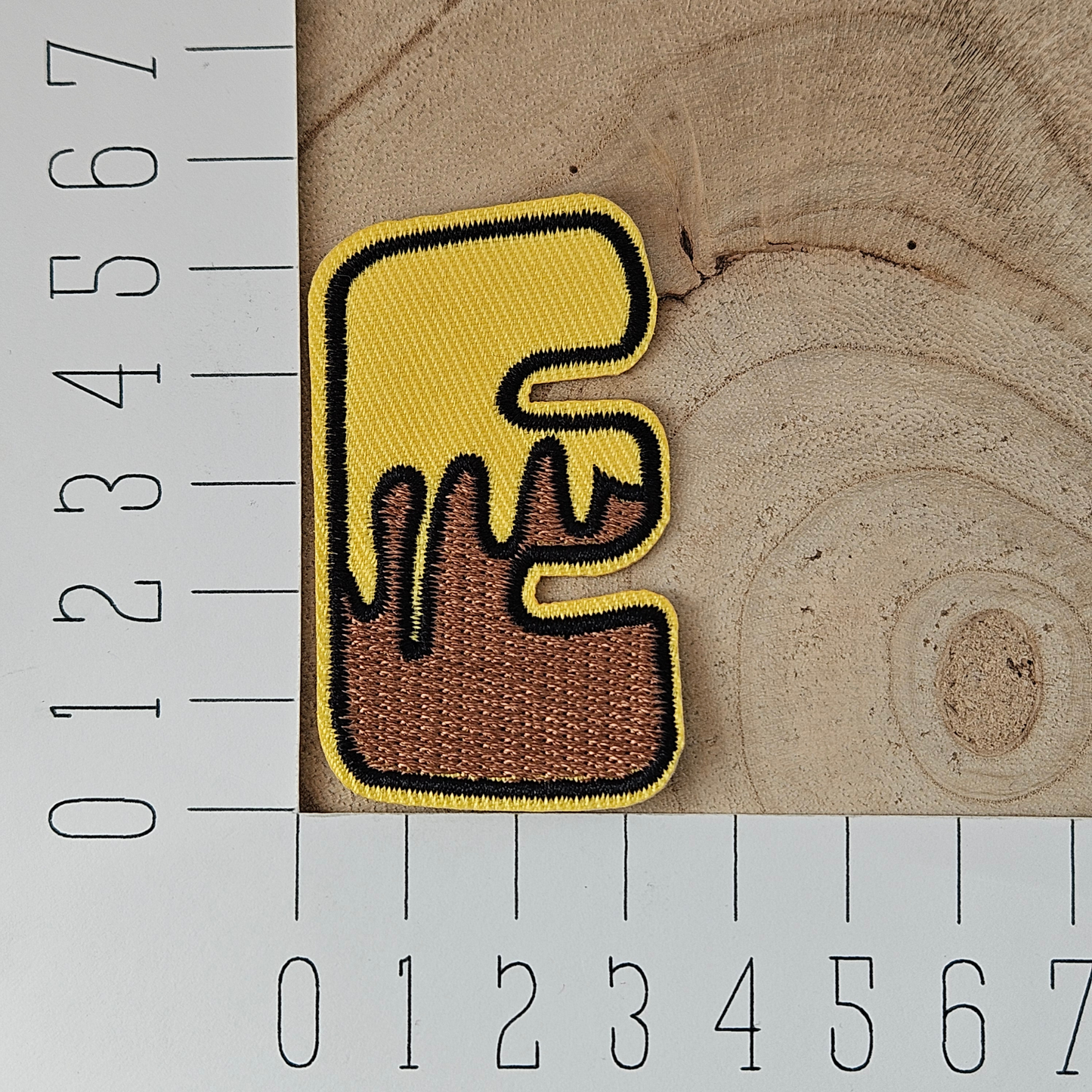 Strijk embleem - Iron on Patch - Bij alfabet letter E
