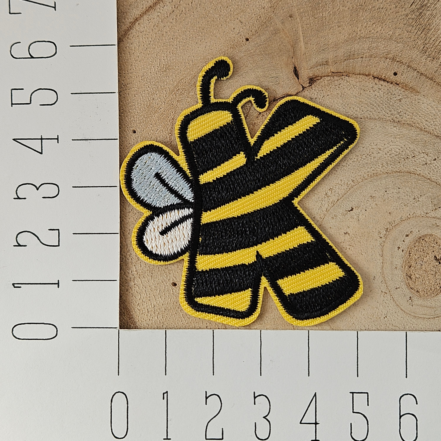 Strijk embleem - Iron on Patch - Bij alfabet letter K