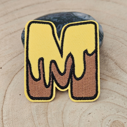 Strijk embleem - Iron on Patch - Bij alfabet letter M