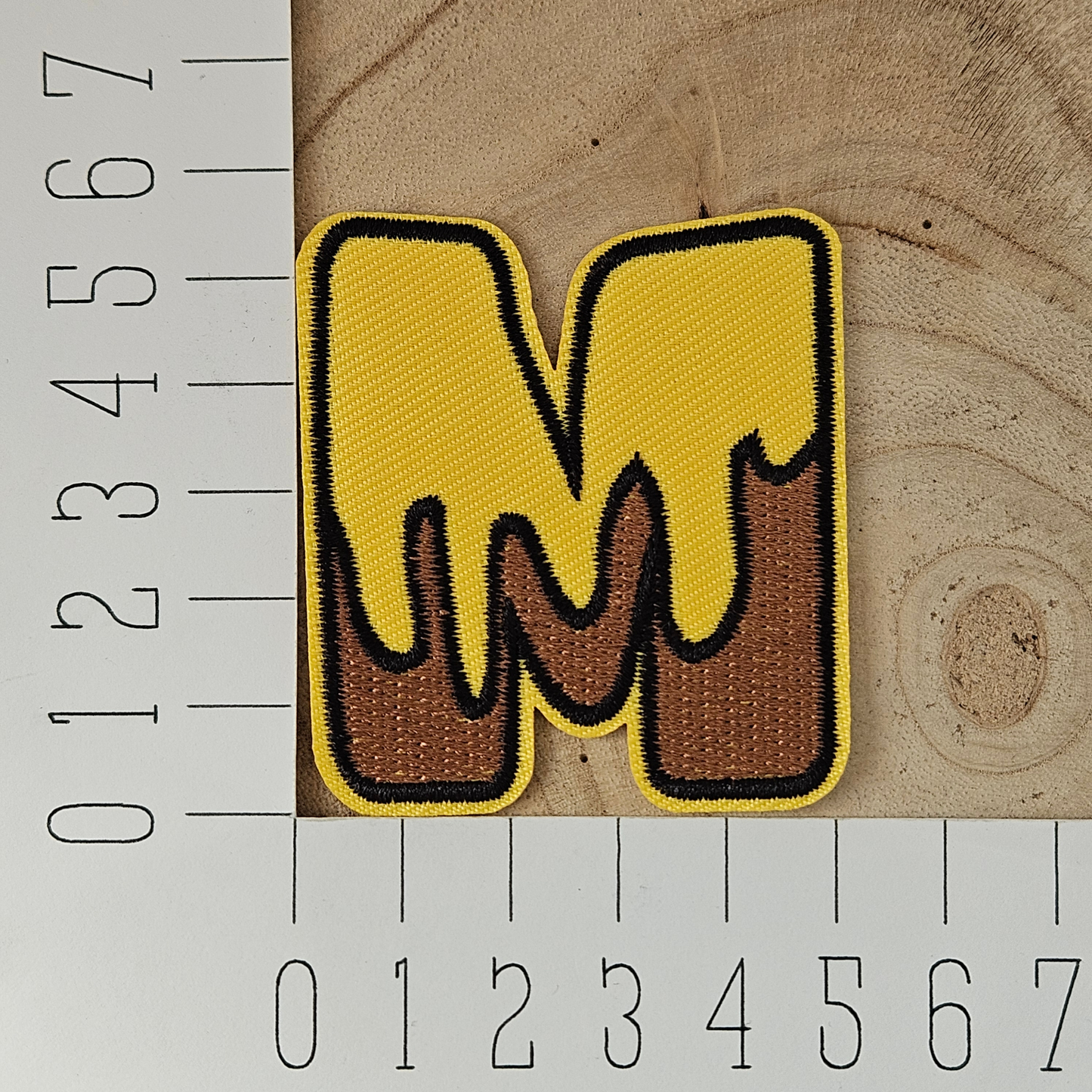 Strijk embleem - Iron on Patch - Bij alfabet letter M
