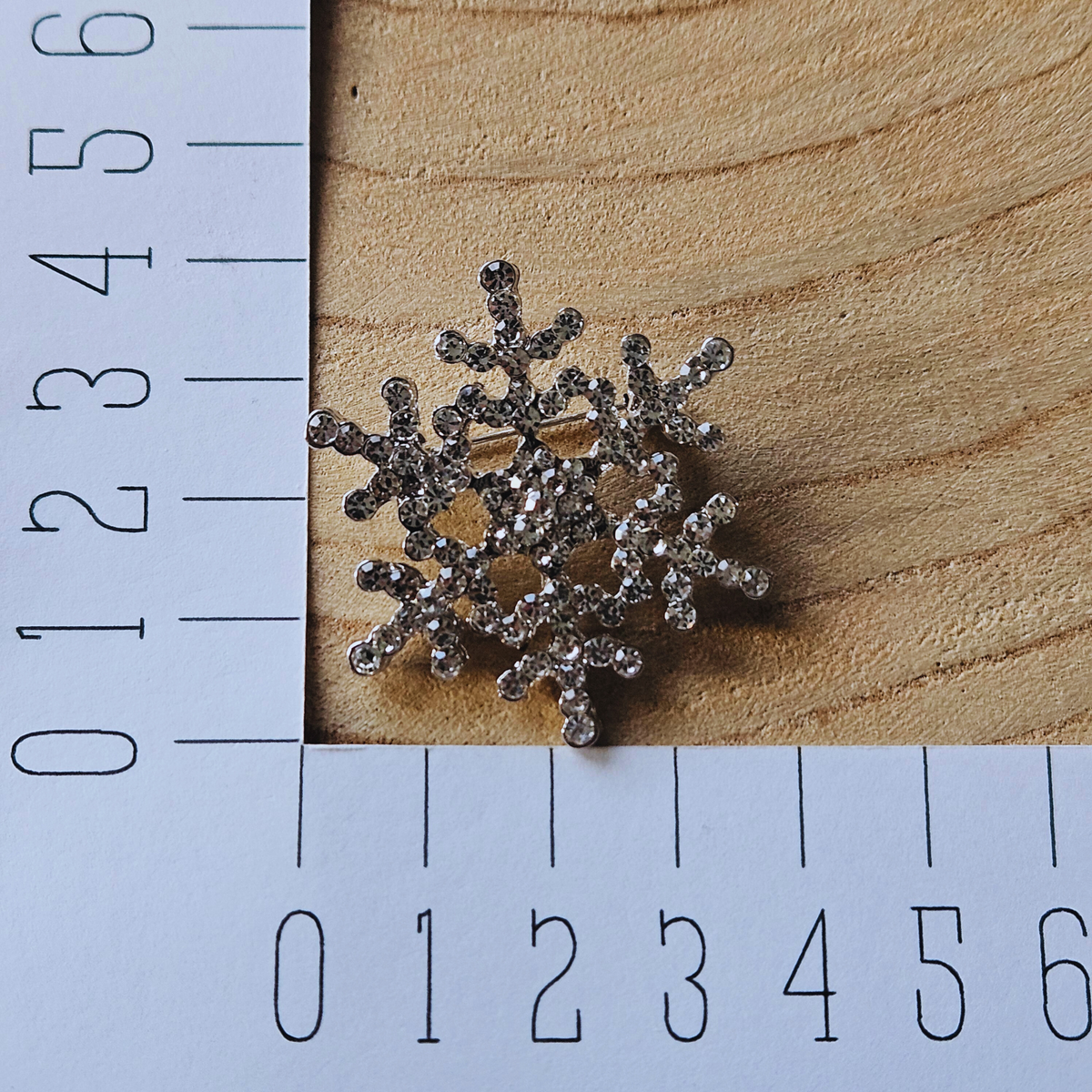 Broche - Sneeuwvlok met steentjes - zilver