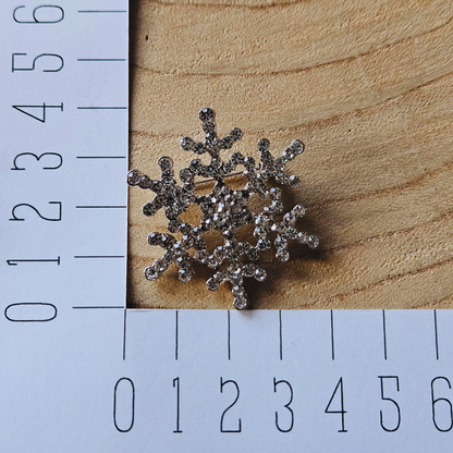 Broche - Sneeuwvlok met steentjes - zilver