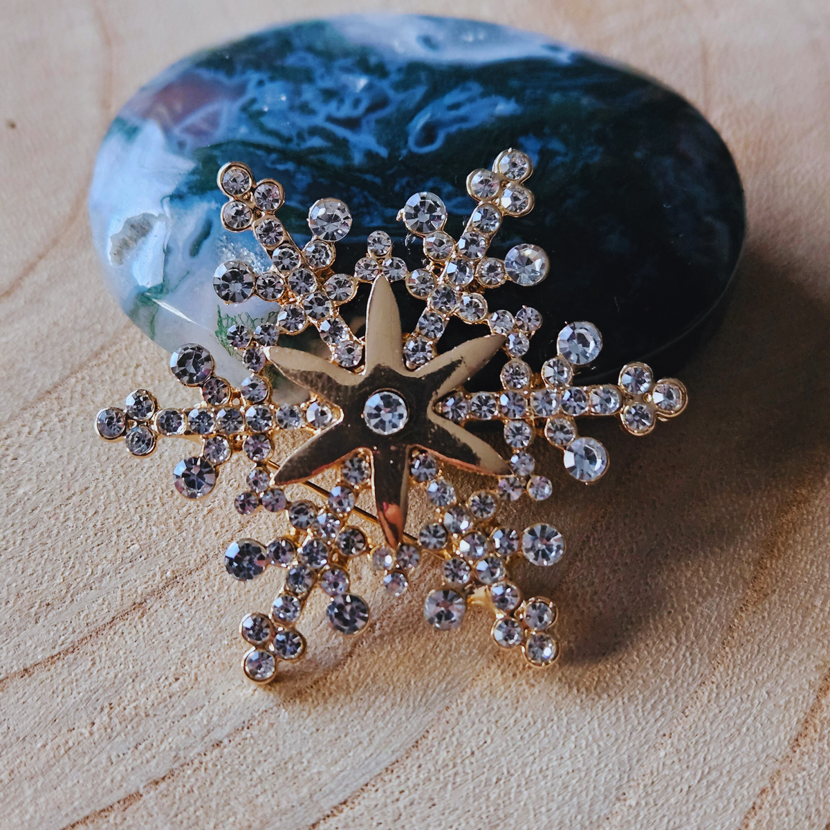 Broche - Sneeuwvlok met ster - goud
