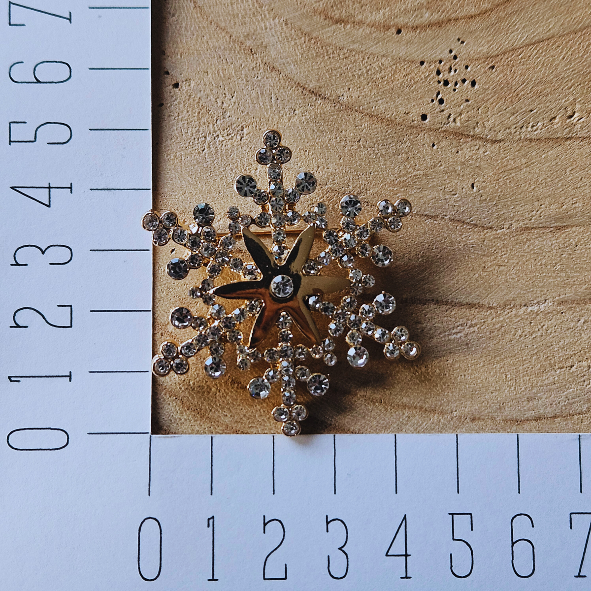 Broche - Sneeuwvlok met ster - goud