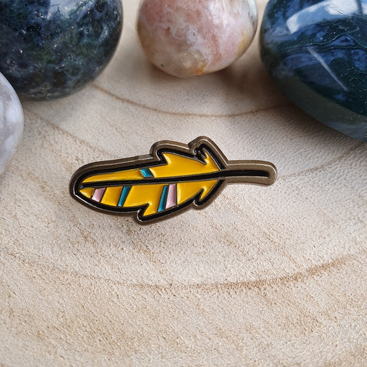 Enamel pin gele veer