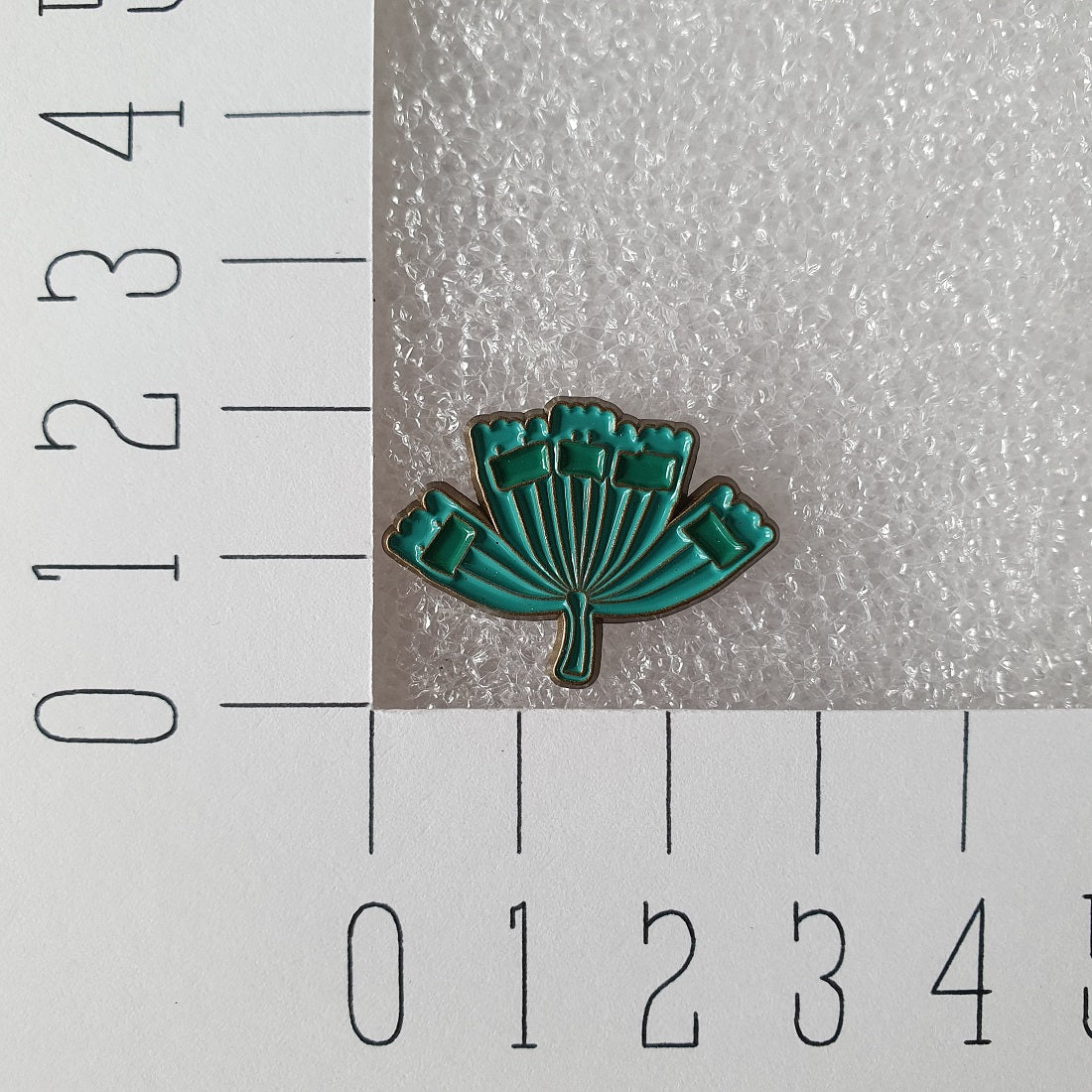 Enamel pin groen blad afmeting