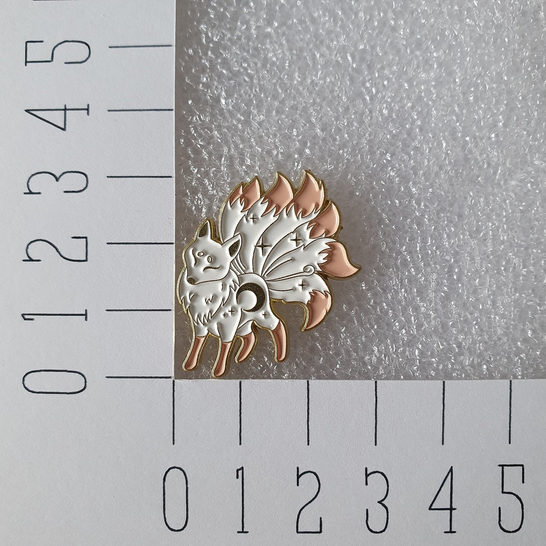 Enamel pin witte vos afmeting