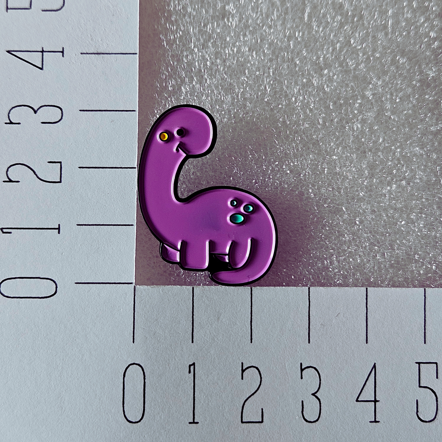 Enamel pin - Dino