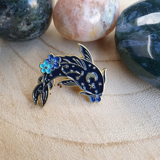 Enamel pin koi karper donker