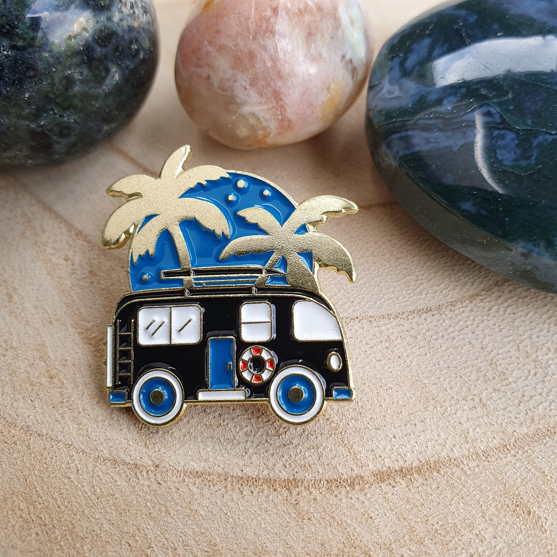 Enamel pin zwart busje met palmbomen