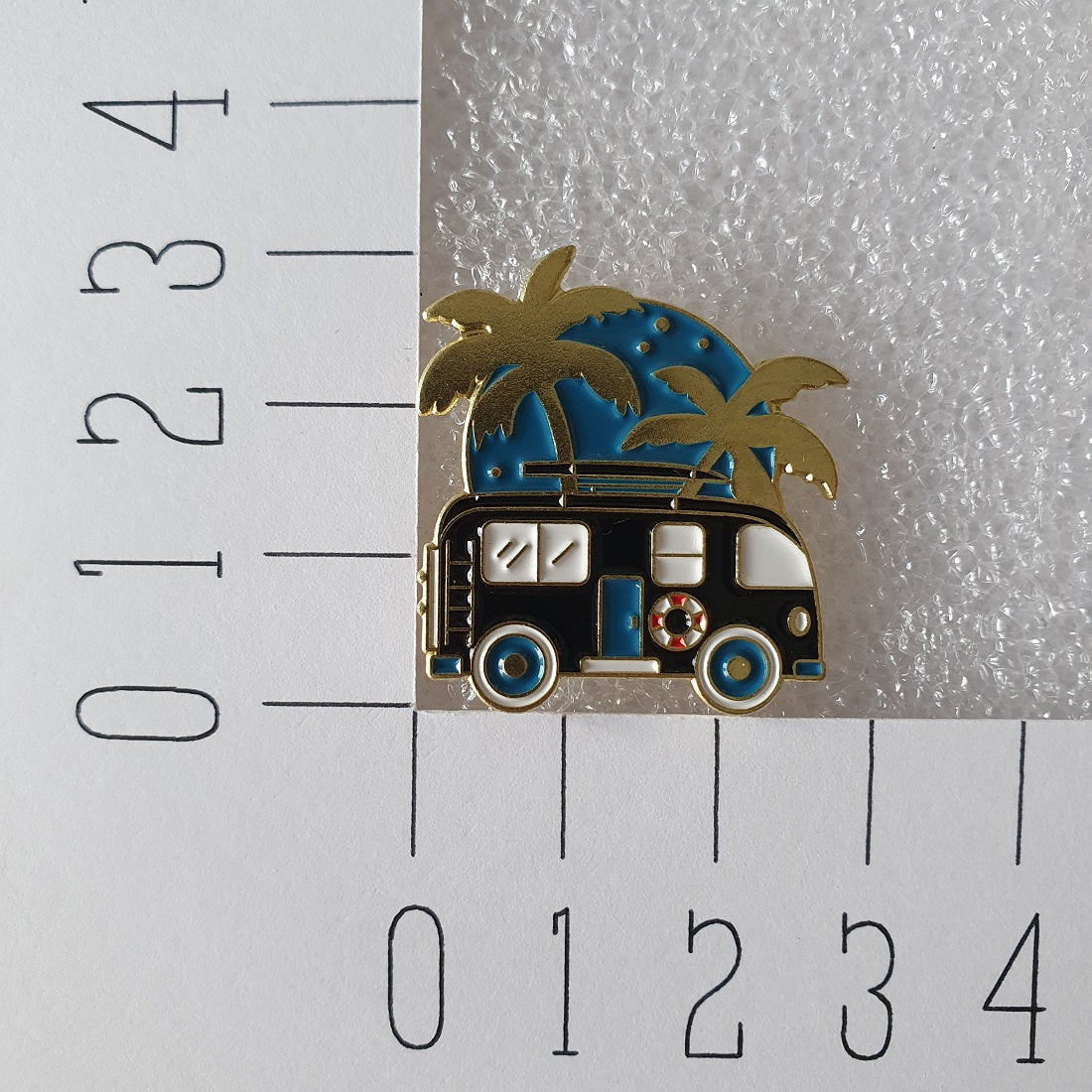 Enamel pin zwart busje met palmbomen afmeting