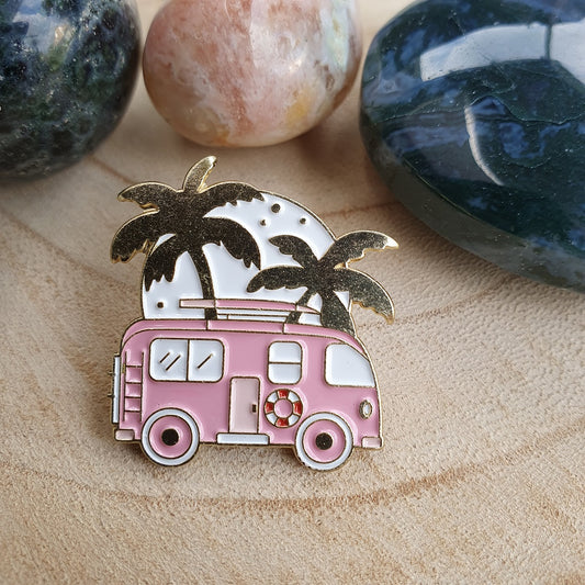 Enamel pin roze busje met palmbomen