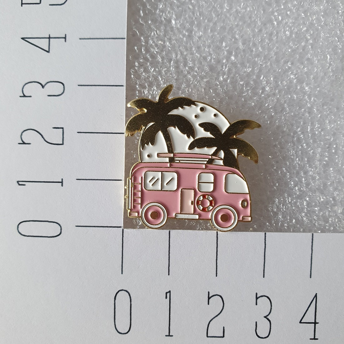 Enamel pin roze busje met palmbomen afmeting