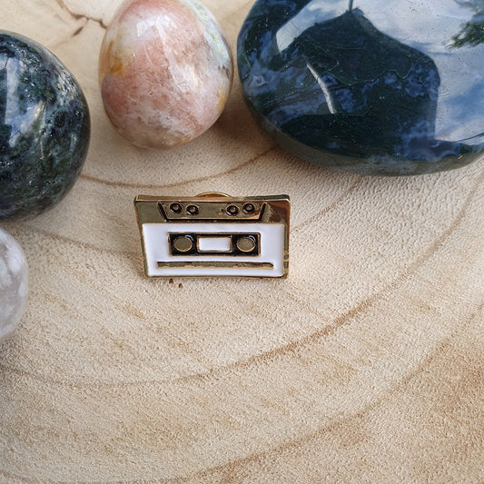 Enamel pin cassette bandje wit