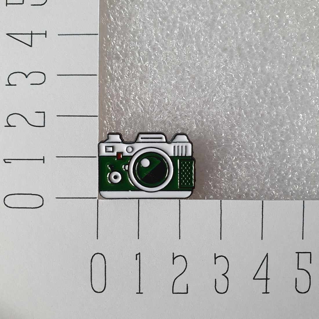 Enamel pin camera afmeting