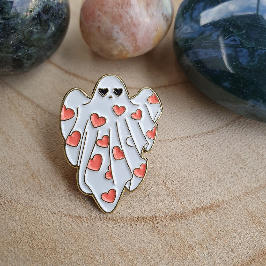 Enamel pin spook met hartjes