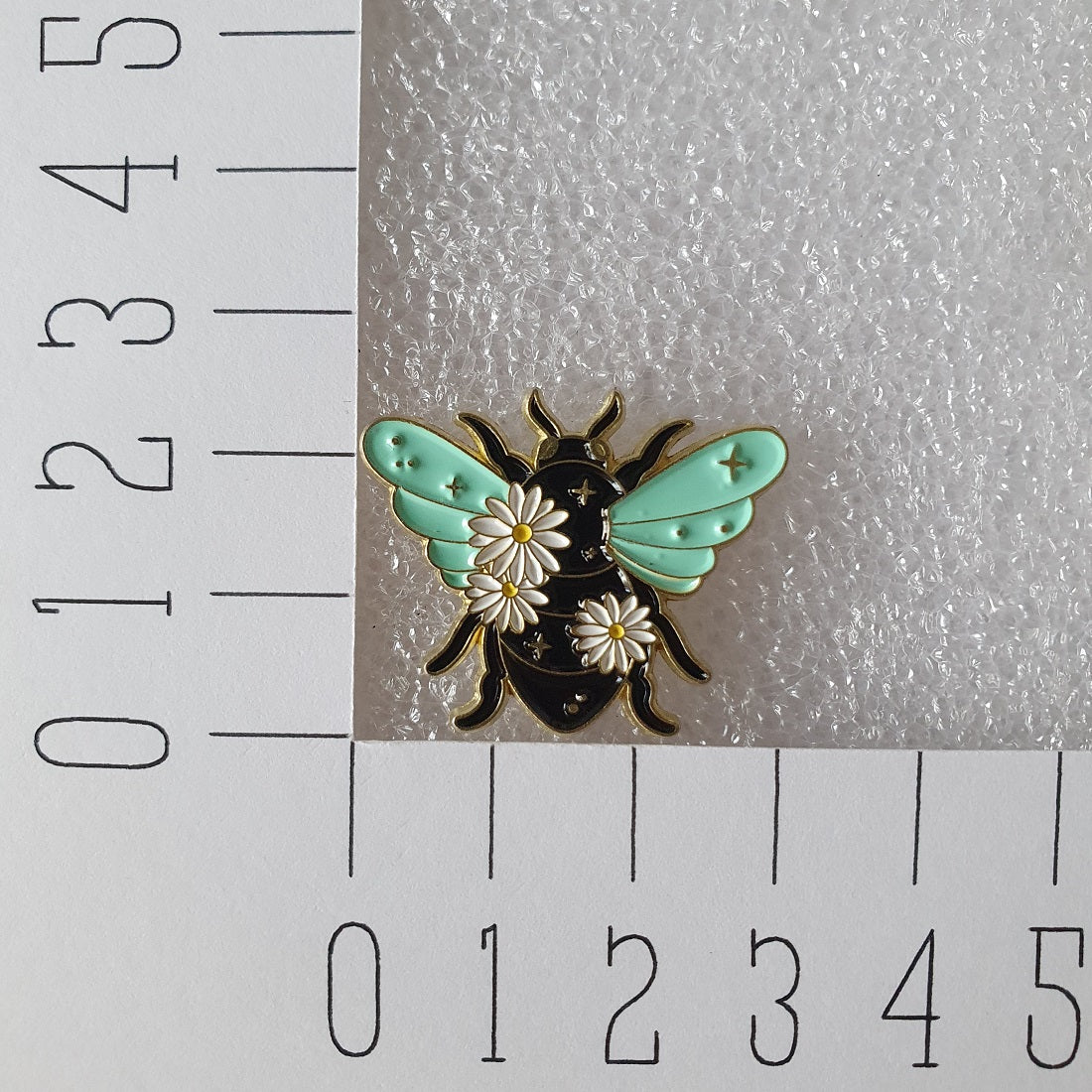 Enamel pin insect afmeting