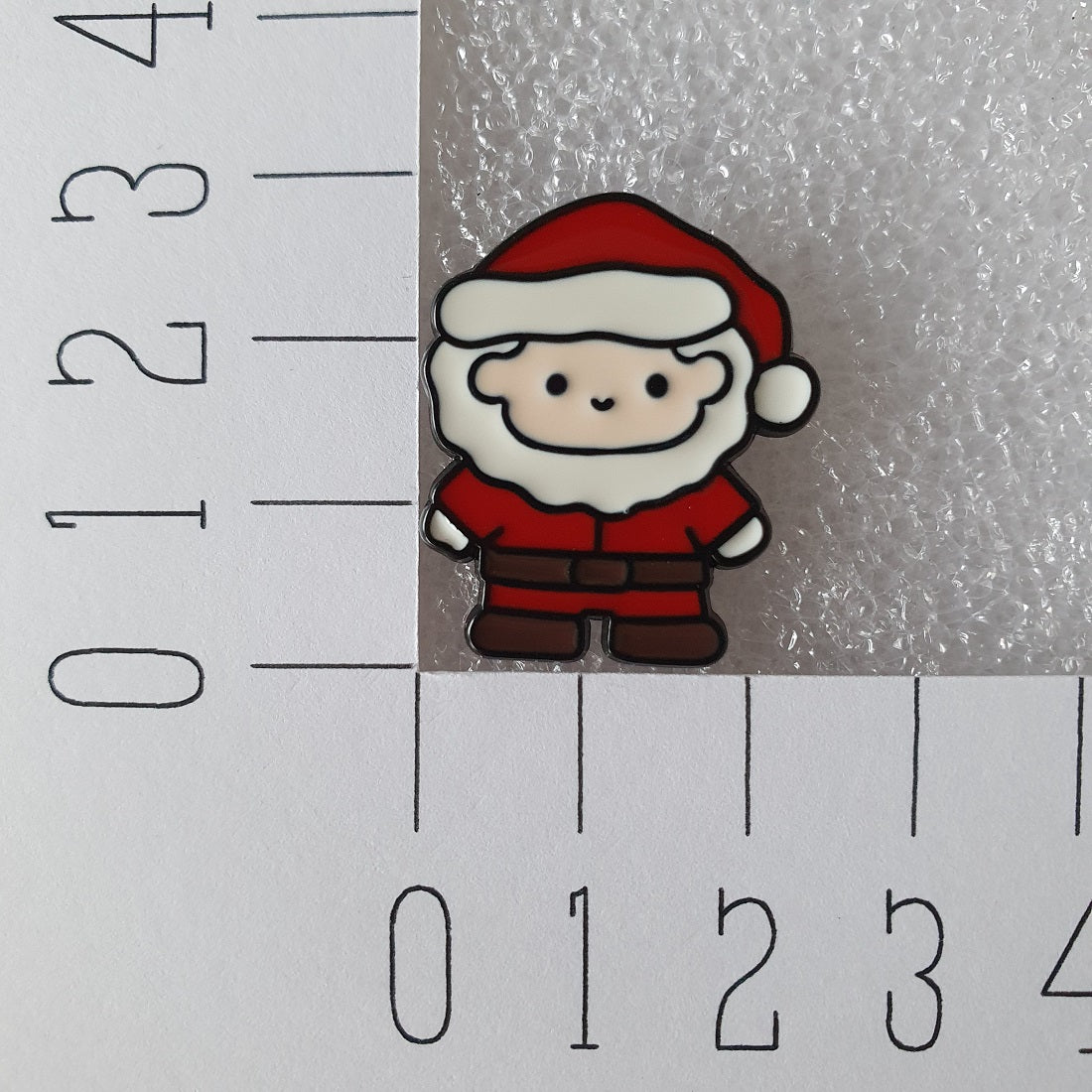 Enamel pin kerstman afmeting