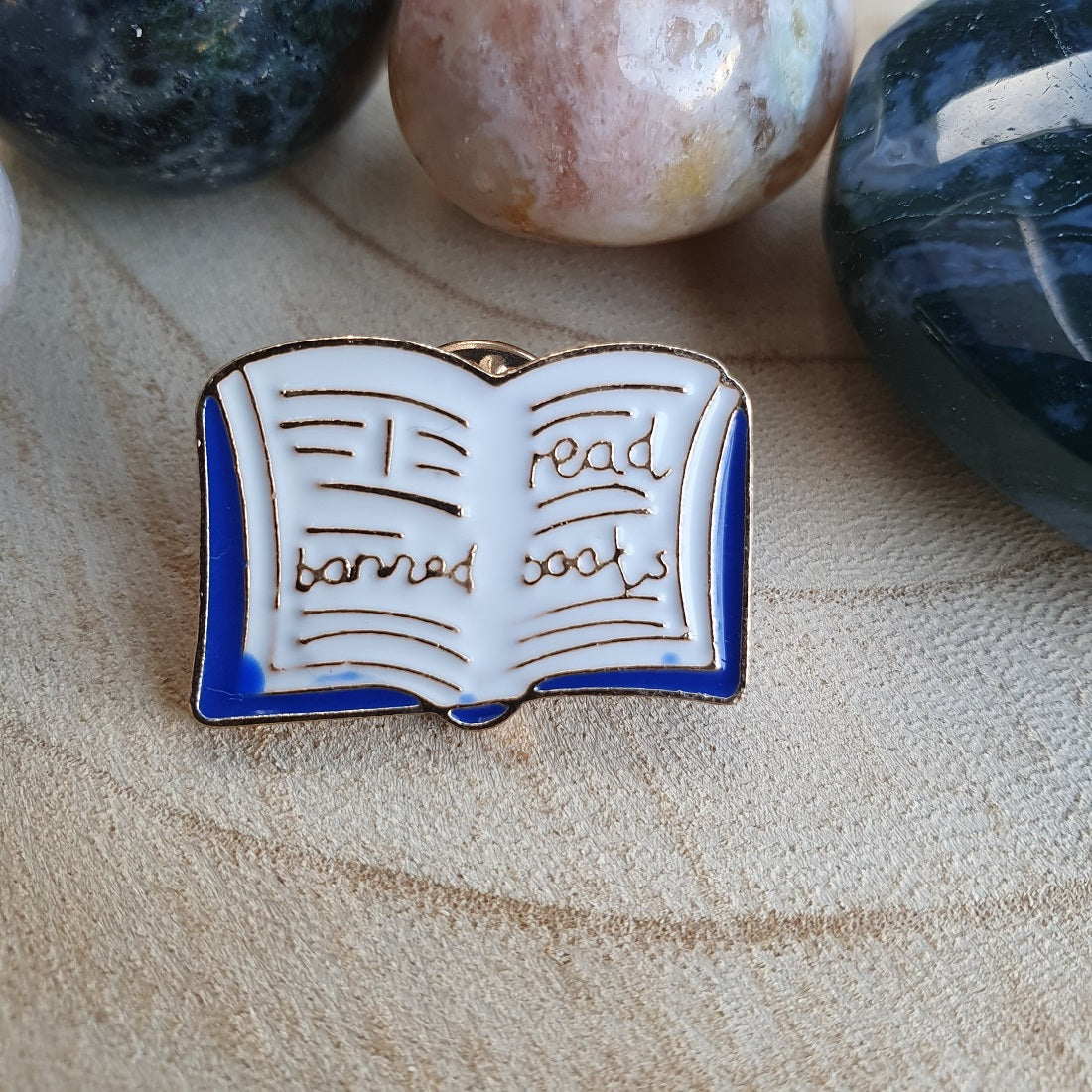 Enamel pin open boek, read banned books