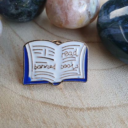 Enamel pin open boek, read banned books