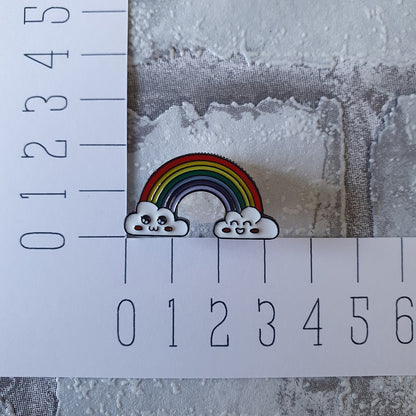 Enamel pin Regenboog met wolkjes afmeting