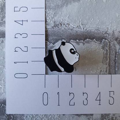 Enamel pin panda afmeting