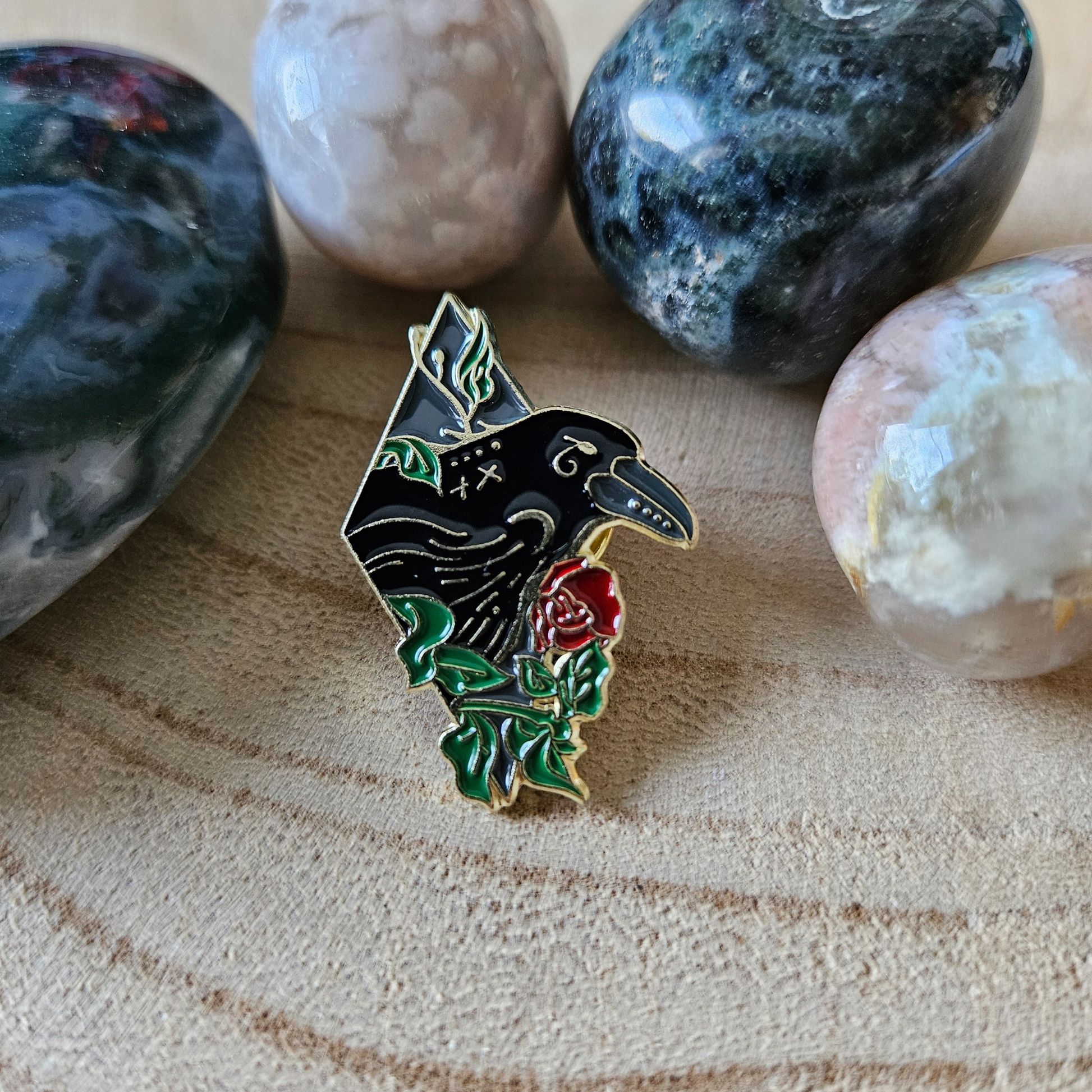 enamel pin kraai met roos