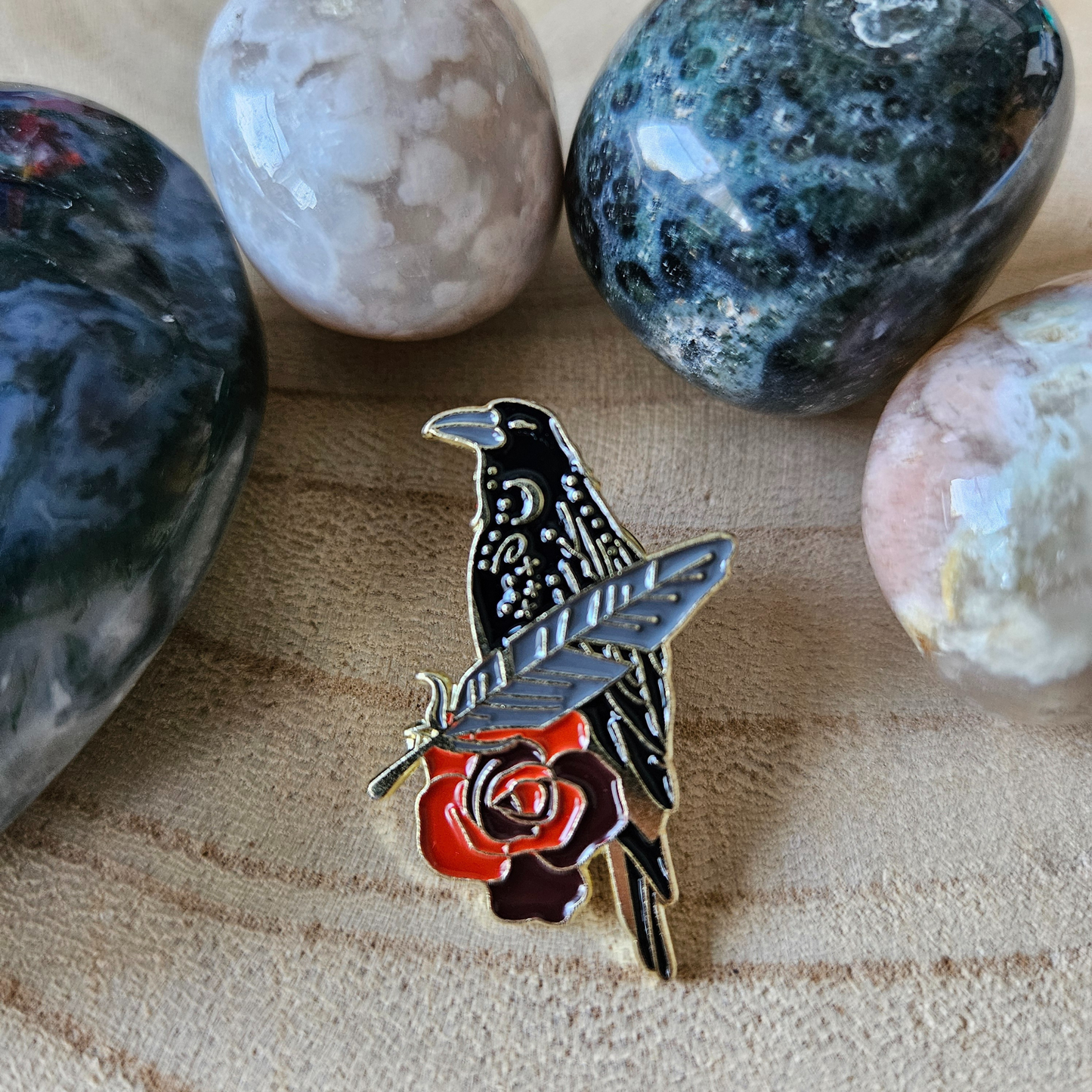 Enamel pin kraai met roos en veer