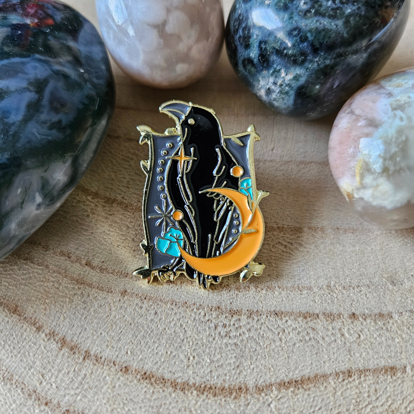 Enamel pin kraai met maan