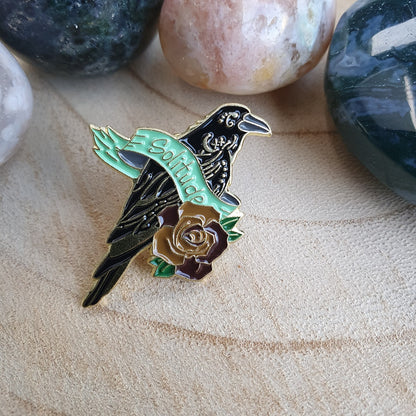 Enamel pin kraai met roos