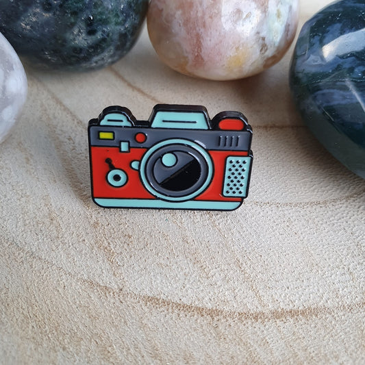 Enamel pin camera rood