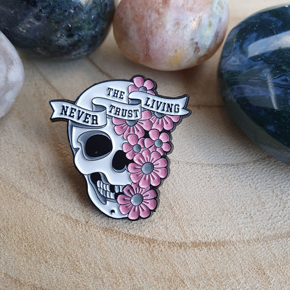 Enamel pin schedel, never trust the living