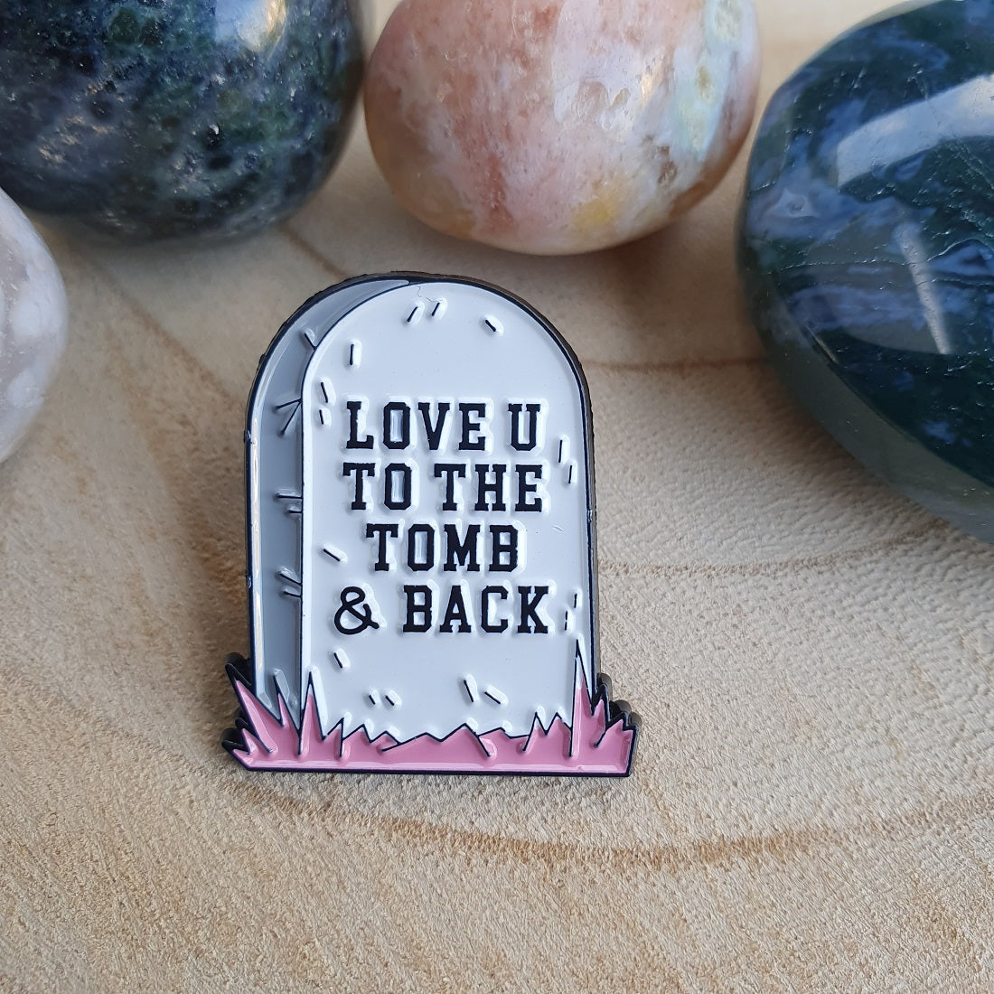 Enamel pin Grafsteen love u to the tomb & back