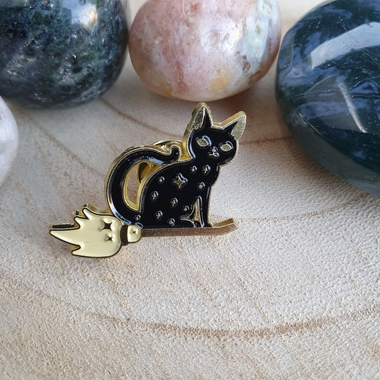 Enamel pin kat op bezem