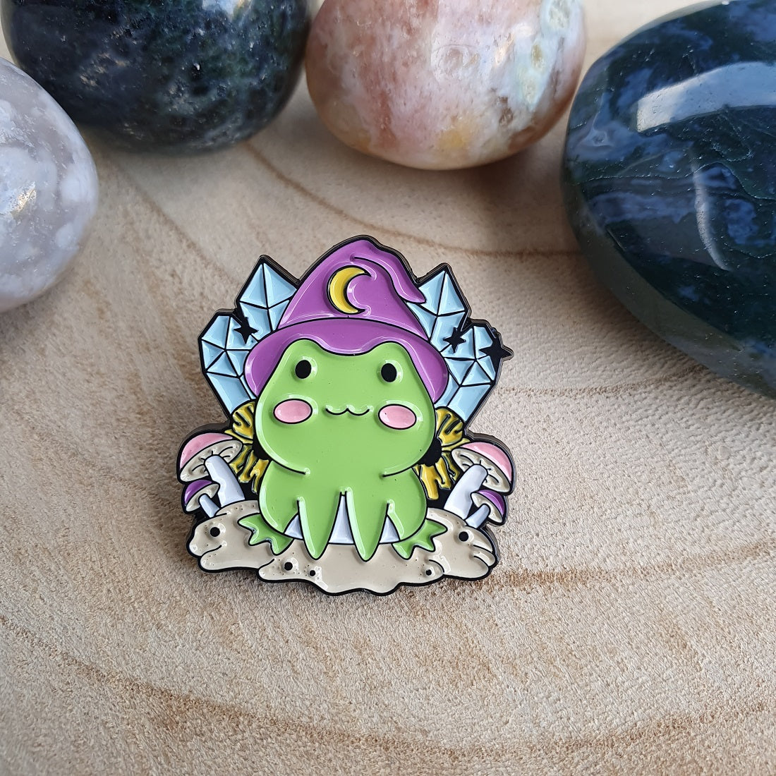 Enamel pin kikker met edelstenen