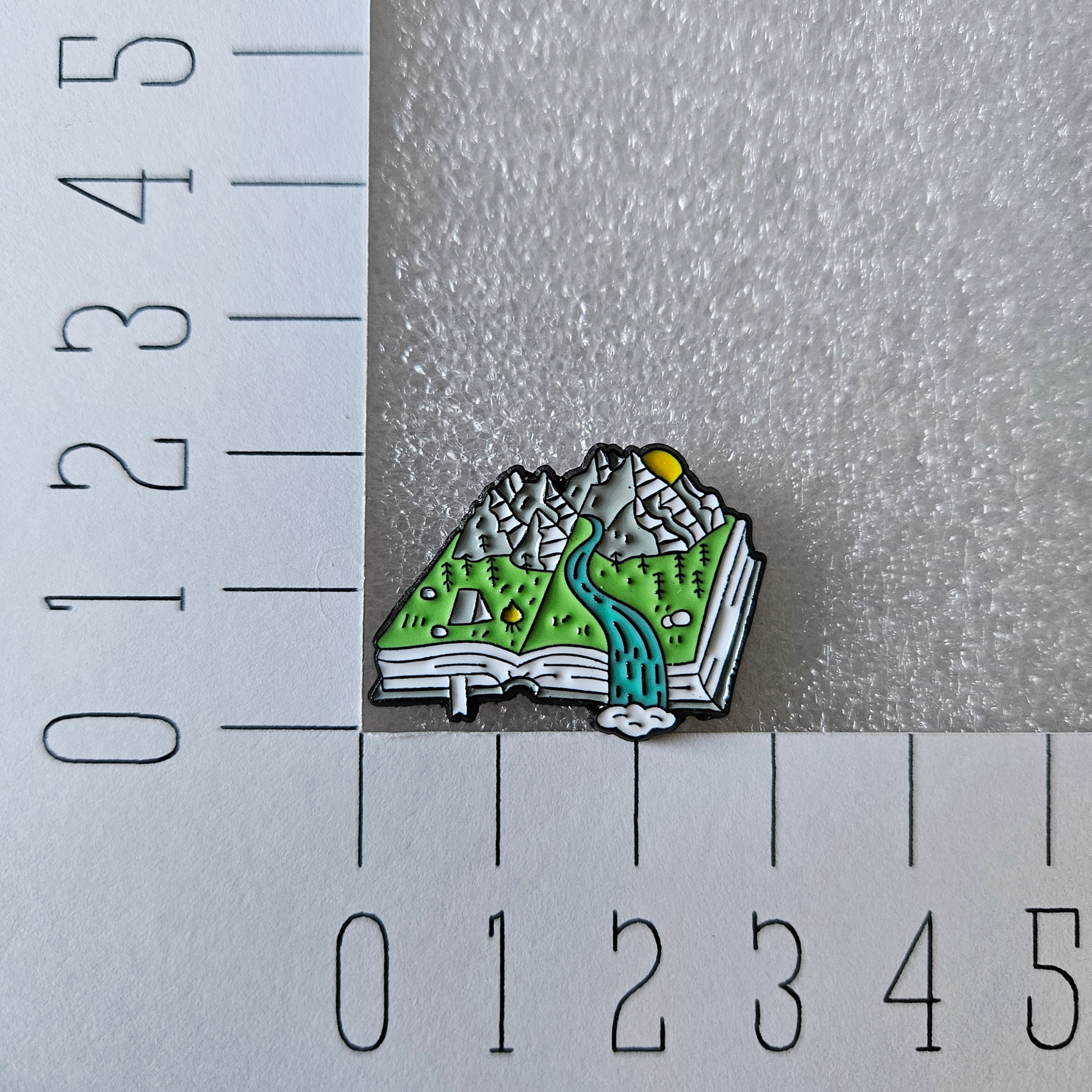 Enamel pin avonturen boek reizen