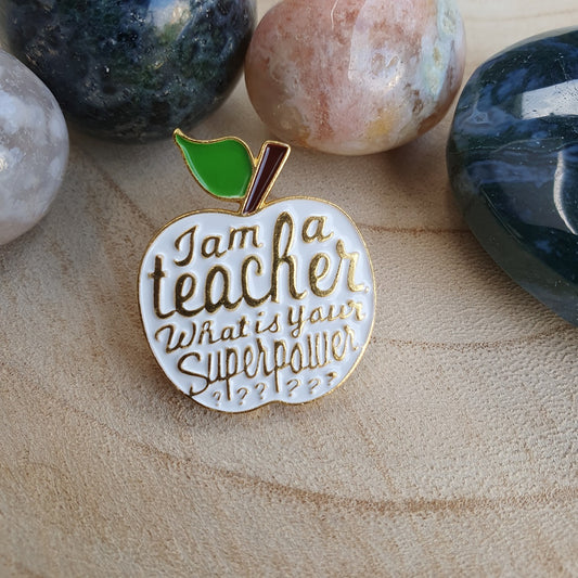 Enamel pin witte appel teacher