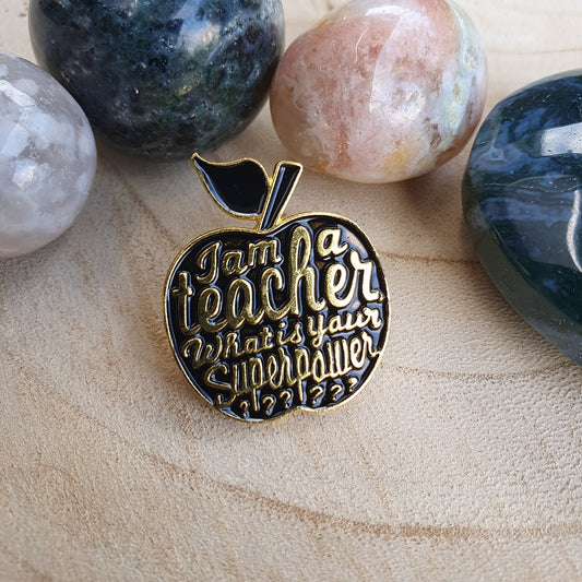 Enamel pin zwarte appel teacher