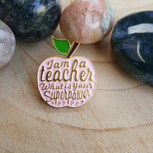 Enamel pin roze appel teacher