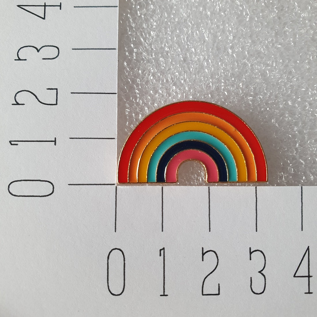 Enamel pin Regenboog  afmeting