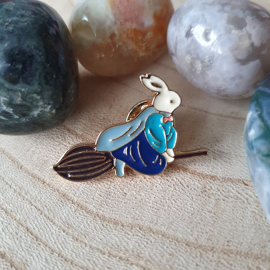 Enamel pin konijn op bezem