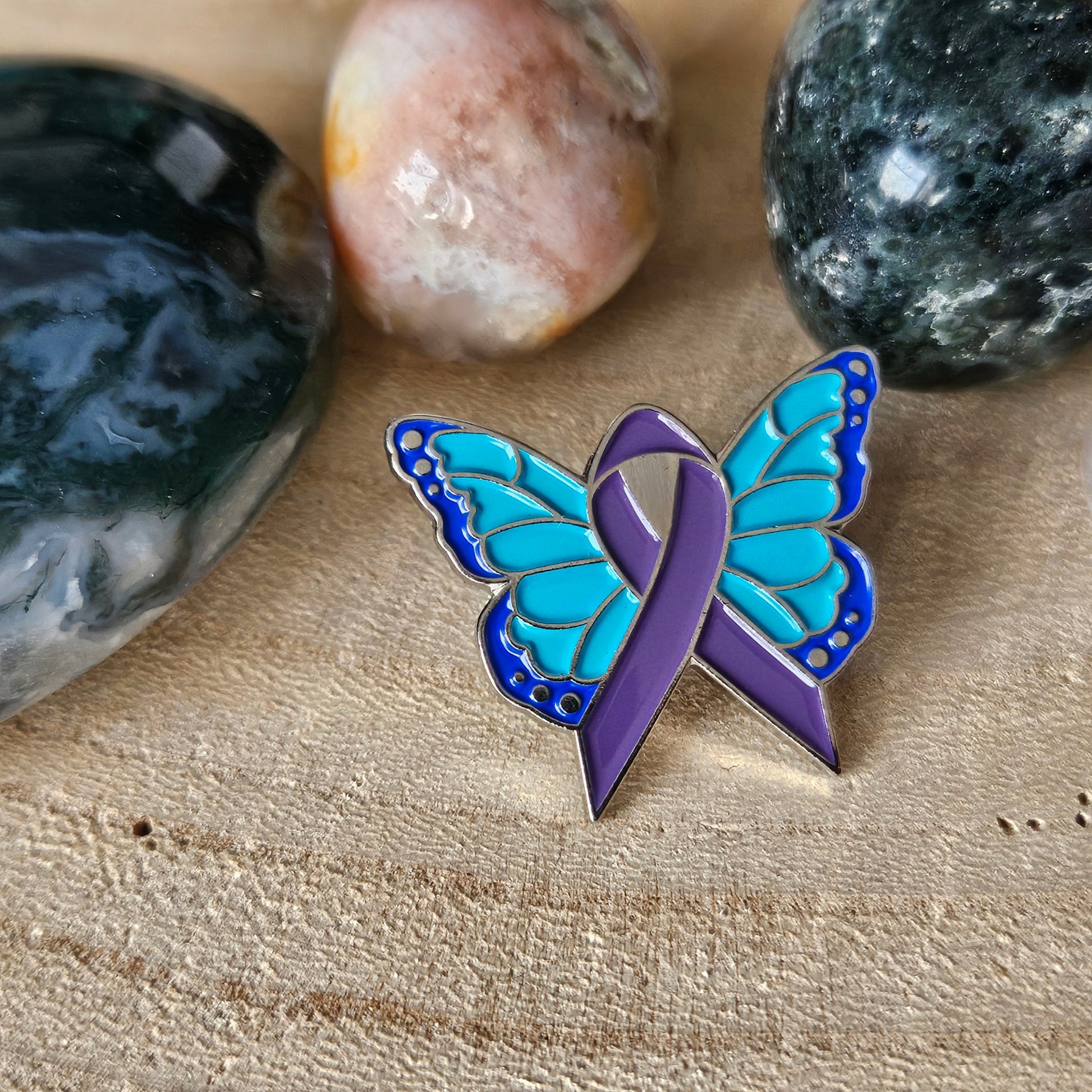 Enamel pin blauwe vlinder purple ribbon