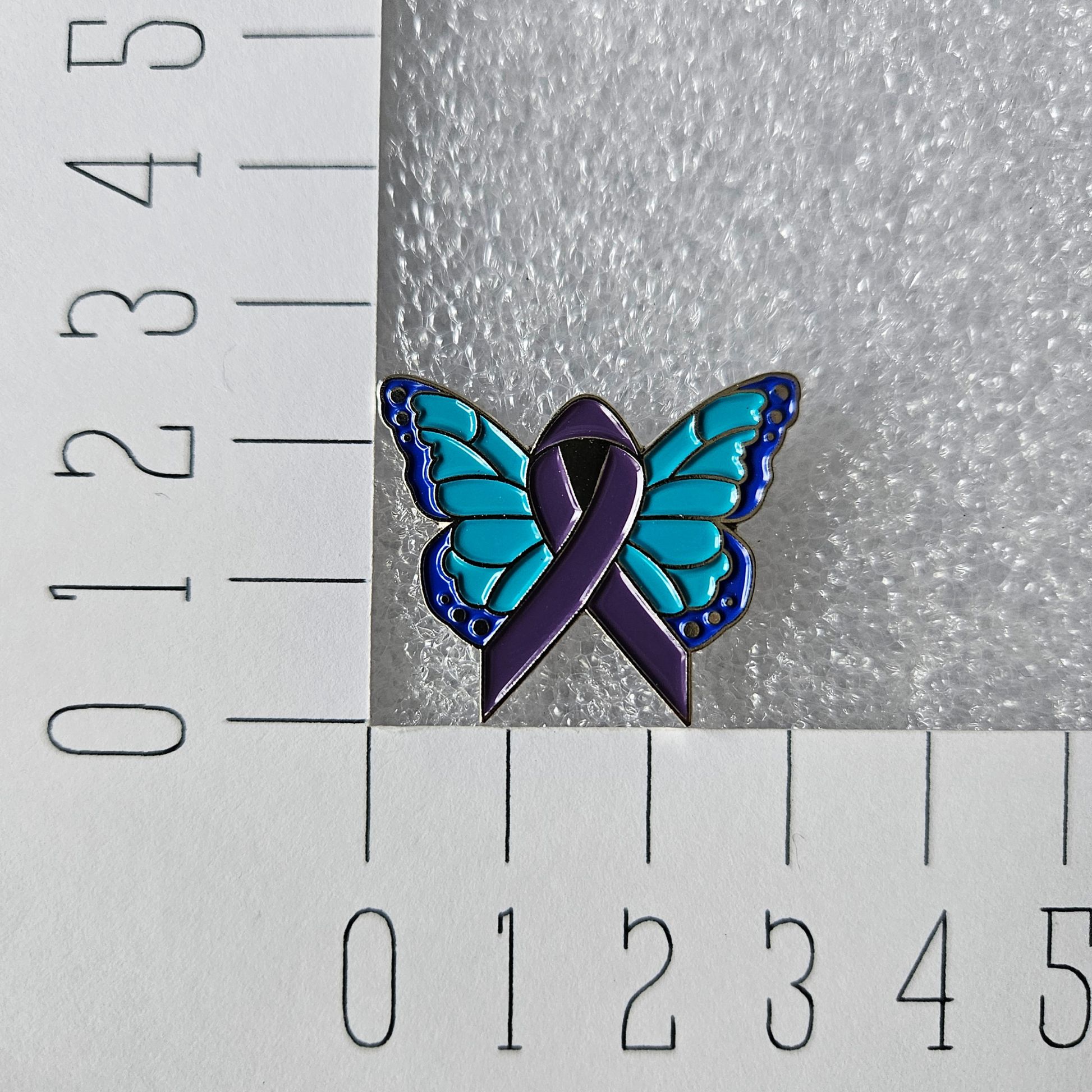 Enamel pin blauwe vlinder purple ribbon afmeting