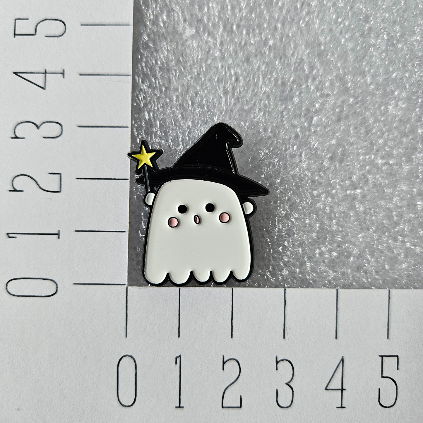 Enamel pin Spook met hoed en toverstok afmeting