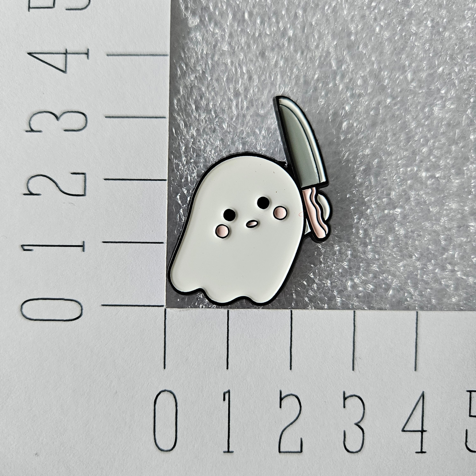 Enamel pin Spook met mes afmeting