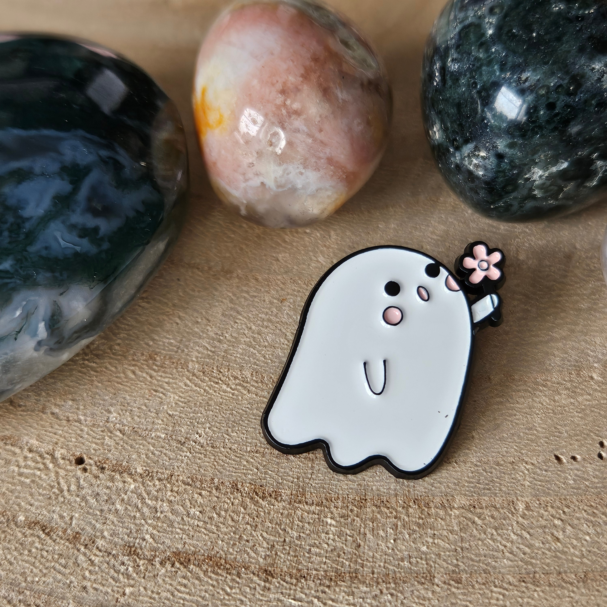 Spook met bloem enamel pin 