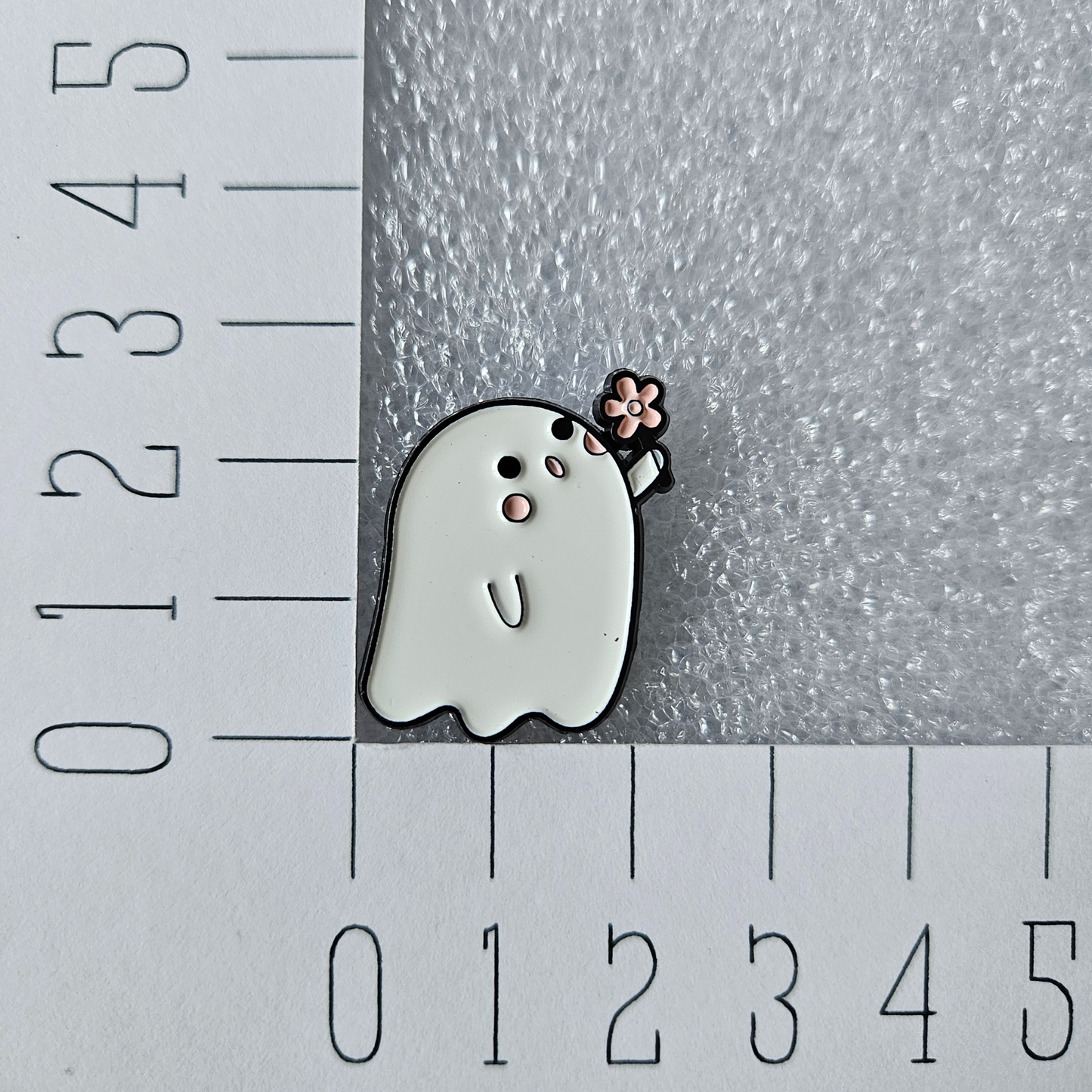 Spook met bloem enamel pin  afmeting