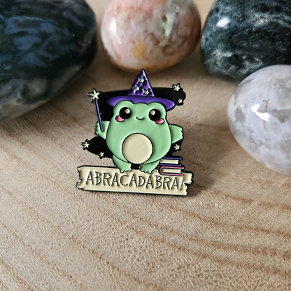 Enamel pin Kikker abracadabra